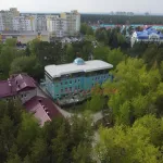 В Барнауле за 100 млн рублей продают здание со стеклянным этажом и куполом