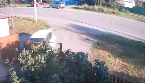 В Бийске иномарка на скорости влетела в забор дома