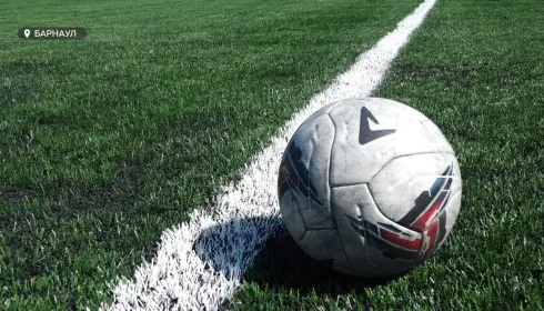 На футбольном поле школы Смертина в Барнауле появился новый искусственный газон