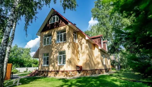 В Барнауле продают светлый коттедж с бильярдной, SPA-зоной и зимним садом