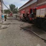 В Барнауле разгорелся пожар в здании на улице Силикатной