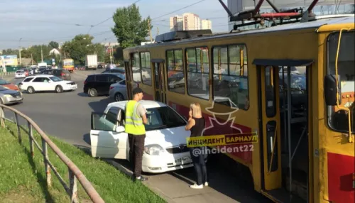 В Барнауле легковушка и трамвай не поделили дорогу на проспекте Строителей