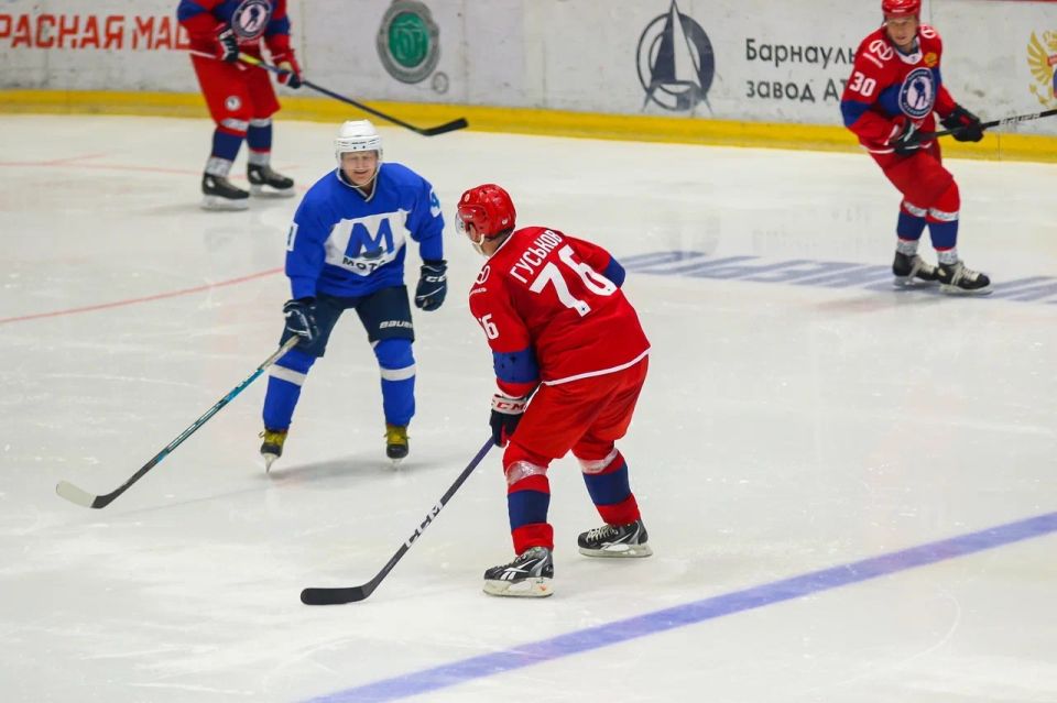 Легенды хоккея провели на Алтае мастер-классы для детей и сыграли в гала-матче