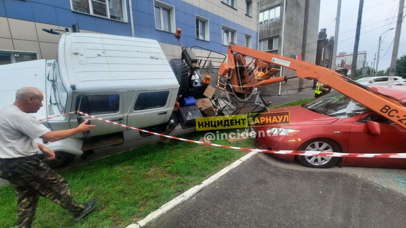 В Барнауле на автомобиль упала автовышка на улице Никитина - Толк 28.08.2023