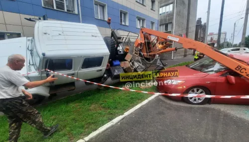 В Барнауле автовышка рухнула на машину на улице Никитина