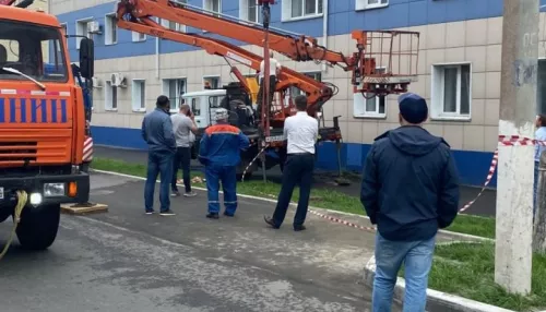 Стали известны подробности о падении автовышки в центре Барнаула