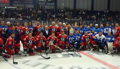 Легенды хоккея провели гала-матч на льду Титов-Арены в Барнауле