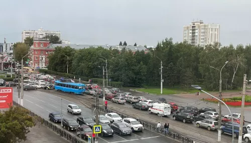 Огромные пробки обездвижили улицы Барнаула утром 28 сентября