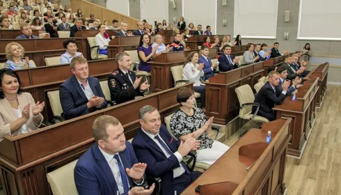 Доску почета Слава и гордость Барнаула обновили в краевой столице