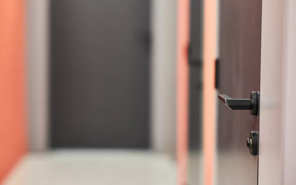 Пьяный уголовник в Барнауле проник в квартиру и просил у ребенка деньги на выпивку