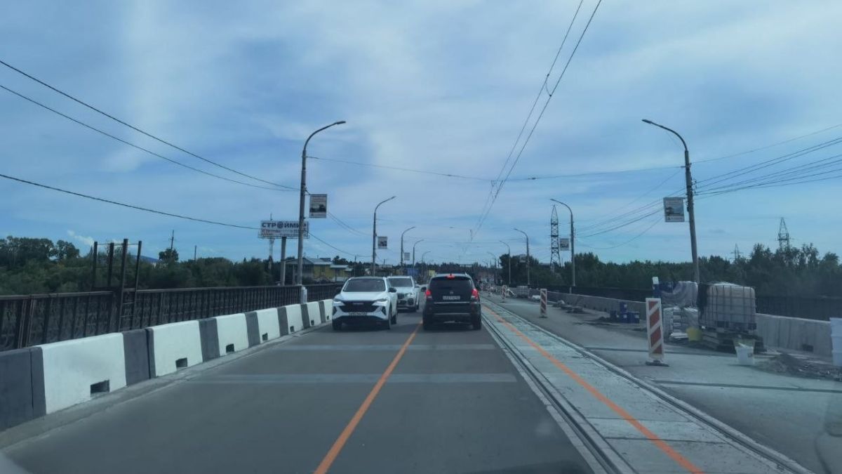 Движение по коммунальному мосту в Бийске