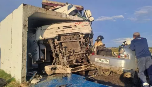 В жестком ДТП с фурой под Новосибирском погибли водитель и пассажир