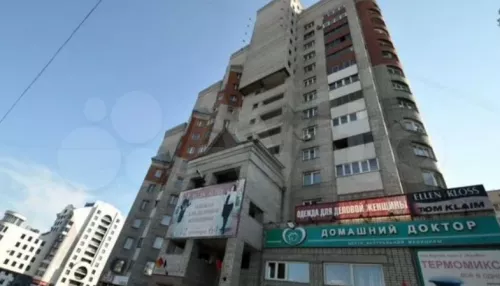 В центре Барнаула продают квартиру с четырьмя лоджиями и выходом на крышу