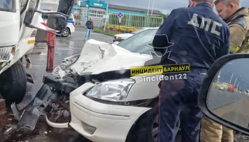 В Барнауле на проспекте Космонавтов столкнулись легковушка и грузовик