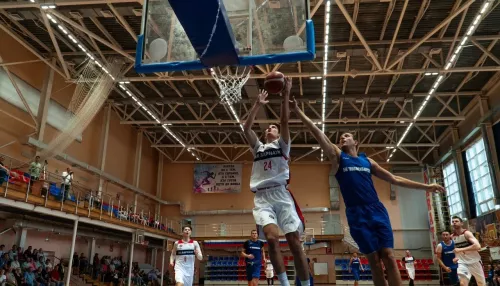 Баскетболисты Барнаула провели первый контрольный матч против Новосибирска