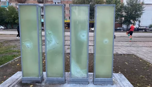 В Бийске вандалы разбили стеклянные конструкции Мемориала Победы