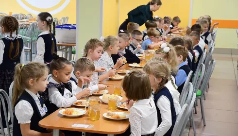 В Барнауле комиссия проверила меню в столовой школы №135