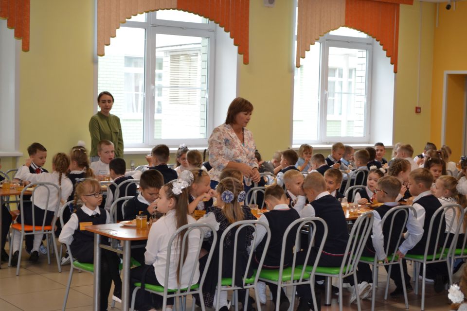 Депутаты гордумы проверили организацию горячего питания в барнаульской школе