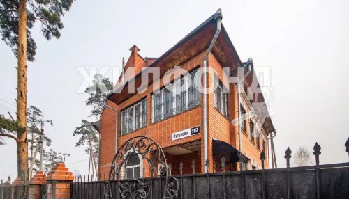 В Барнауле за 18 млн рублей продают большой дом в двух шагах от ленточного бора
