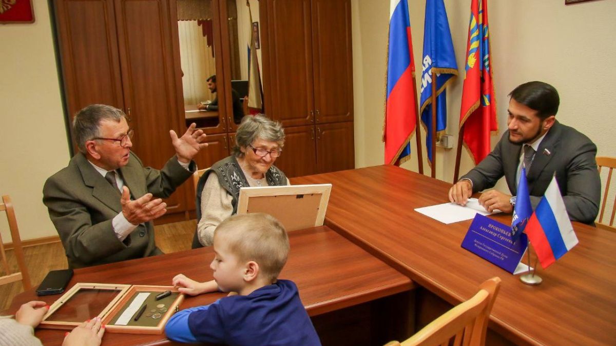 Встреча Александра Прокопьева с родными красноармейца Макара Сидорова