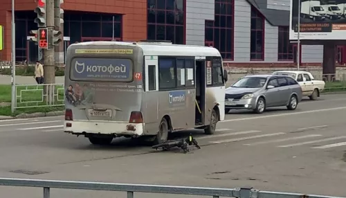 В Барнауле маршрутка сбила велосипедиста на перекрестке
