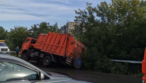 В Барнауле мусоровоз съехал с дороги и провалился в кювет