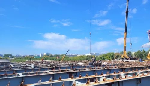 В Барнауле полностью смонтировали металлический каркас моста на проспекте Ленина