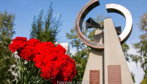В Барнауле возложили цветы в честь 82-й годовщины с начала блокады Ленинграда