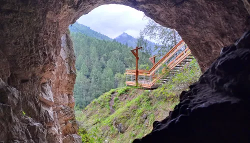 Лестница в древность. Какой стала знаменитая пещера на Алтае с порталом в века