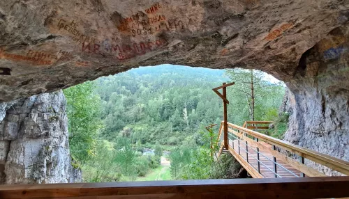 В Алтайском крае в Денисовой пещере нашли древнюю диадему из кости животного