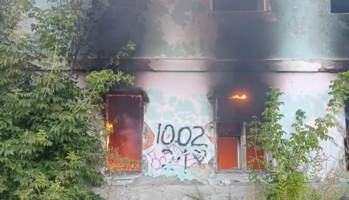 В Барнауле загорелась заброшенная двухэтажка в районе Нового рынка