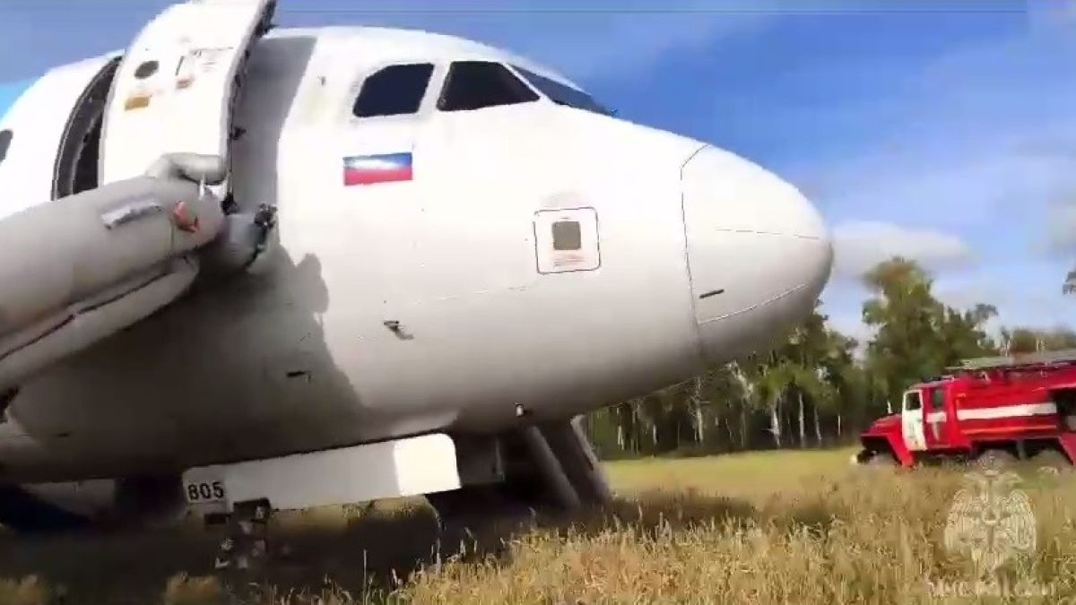 Экстренная посадка самолета в поле под Новосибирском