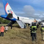 Пассажиры самолета рассказали, как прошла его посадка в поле под Новосибирском