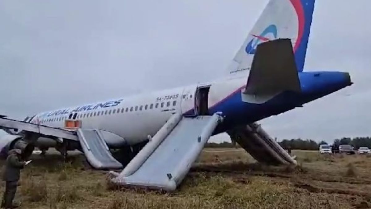 Кадры с места аварийной посадки самолета под Новосибирском
