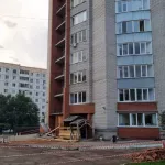 Обрушение кирпича с фасада дома в Барнауле: подробности ЧП