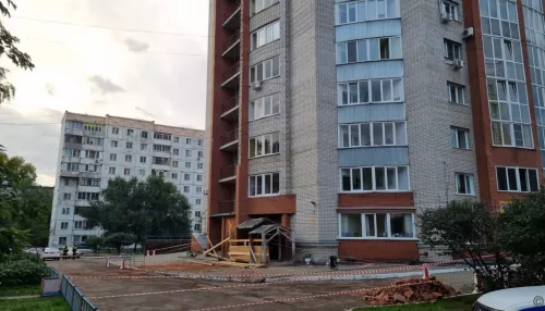 Обрушение кирпича с фасада дома в Барнауле: подробности ЧП