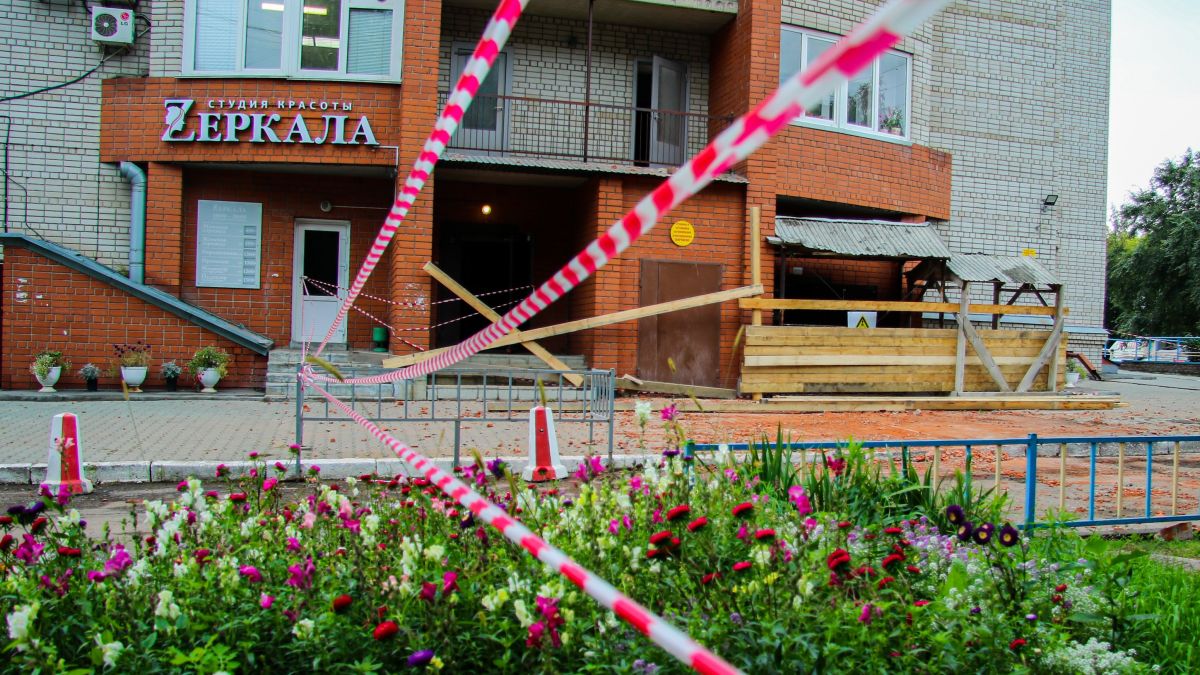 Место обрушения части фасада жилого дома по адресу: Павловский тракт, 126 