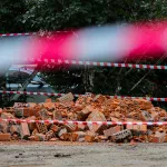 Обломки, ленты, МЧС. Что происходит на месте обрушения фасада высотки в Барнауле