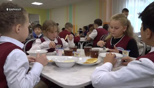 Роспотребнадзор проверил качество еды в школьной столовой Барнаула