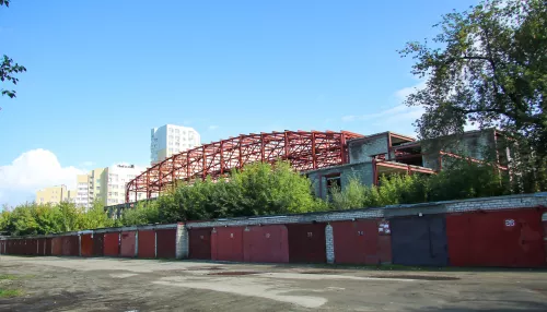 Большой ледовый недострой в центре Барнаула стал предметом судебной битвы