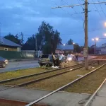 В Барнауле загорелся автомобиль у трамвайных путей на Северо-Западной