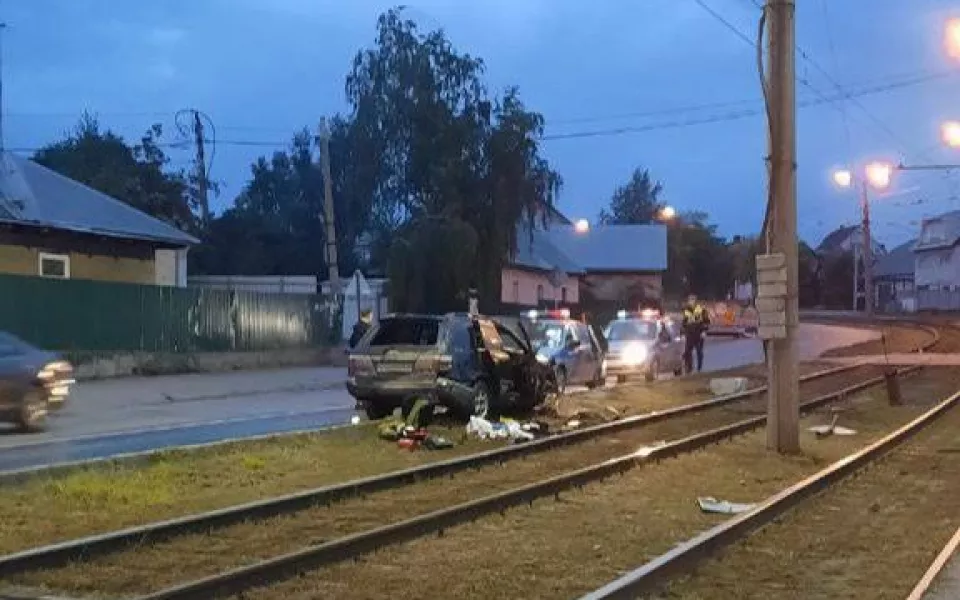 В Барнауле загорелся автомобиль у трамвайных путей на Северо-Западной