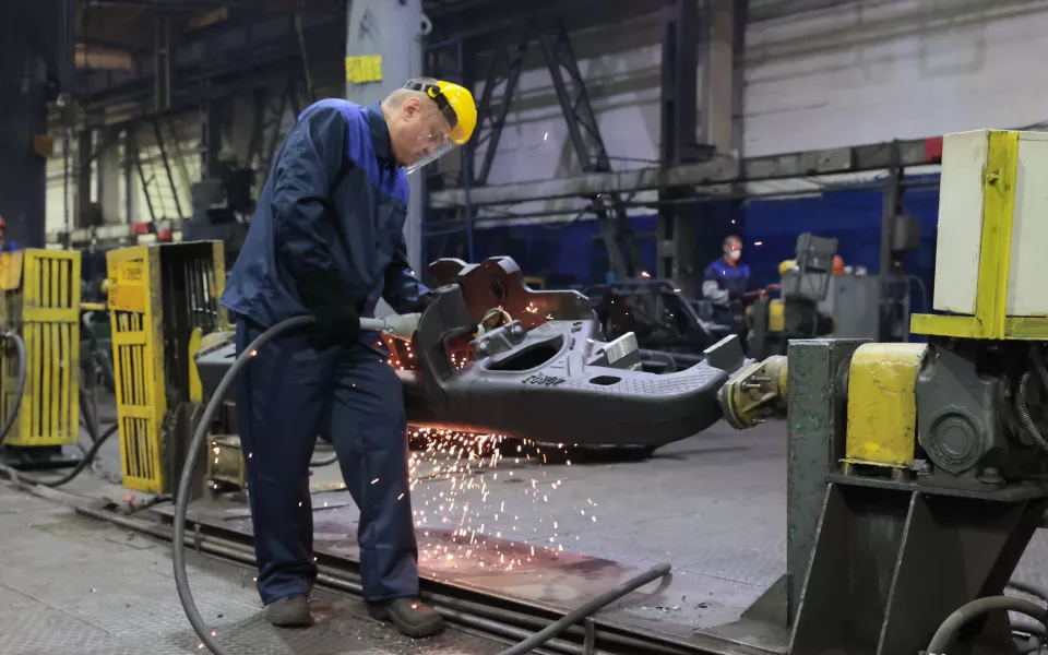 Куют, пока не горячо: сколько заработали промышленники Алтайского края в 2025 году