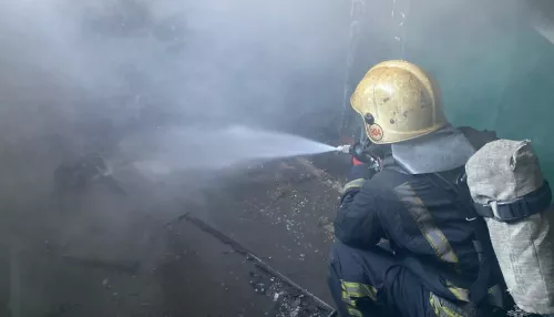 В Барнауле загорелся подъезд в многоэтажке на улице Попова