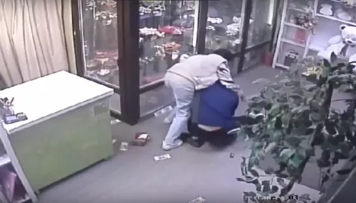 В Барнауле отважная девушка-продавец вступила в схватку с грабителем