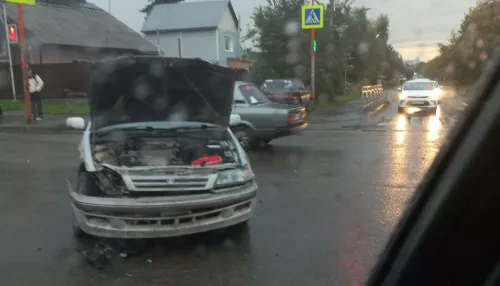 В Барнауле за утро на перекрестках разбились четыре легковушки