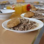 В барнаульской школе ученикам на обед подали сырую еду
