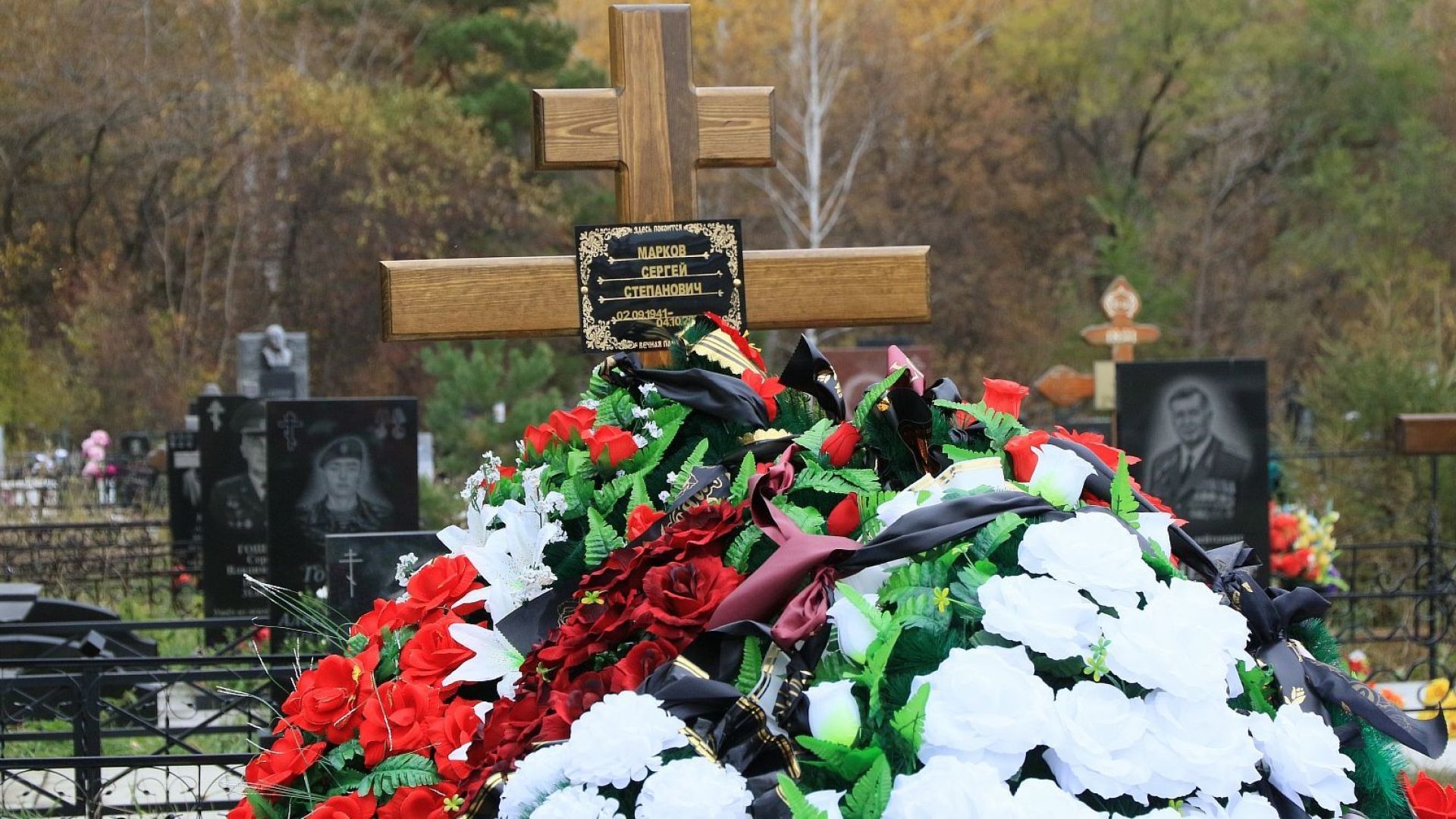 Фото могила немцова на троекуровском кладбище фото