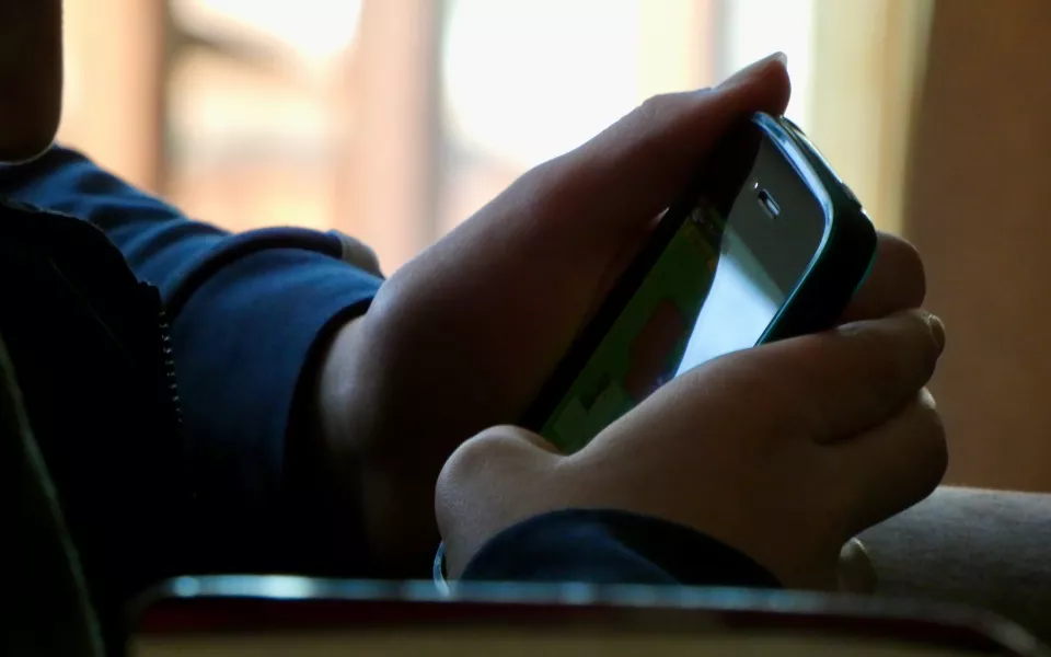 Невролог: смартфон перед сном повышает риск рака и деменции