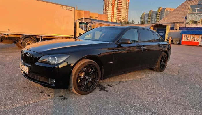 BMW 7 с полным антихромом продают в Барнауле за 1,6 млн рублей